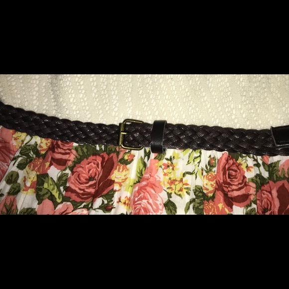 Beautiful Lace & Floral Dress - Picture 4 of 5